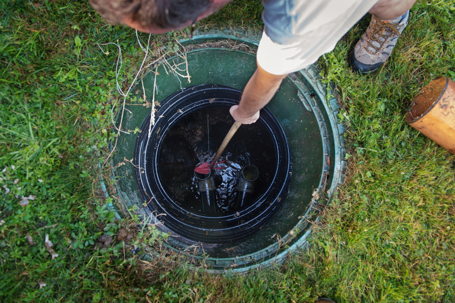 Cleaning septic tank